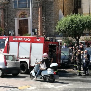 Ventimiglia: auto va a fuoco di fronte a Cristo Re, danni limitati ma traffico paralizzato (Foto) Ventimiglia: auto va a fuoco di fronte a Cristo Re, danni limitati ma traffico paralizzato (Foto)