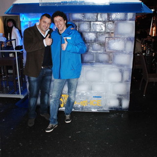 Pronto l'igloo costruito in piazza Bresca di fronte al 'Big Ben', da domani operativo Pronto l'igloo costruito in piazza Bresca di fronte al 'Big Ben', da domani operativo