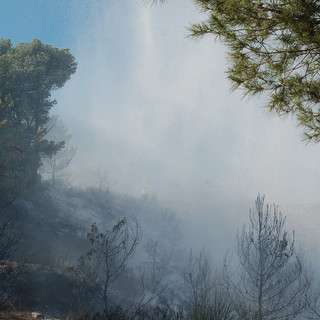 Camporosso: spento l'incendio di Ciaixe, iniziate le operazioni di bonifica ed il presidio dell'area