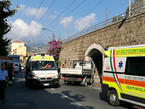 Ventimiglia: tre auto si scontrano in corso Genova, quattro feriti e traffico paralizzato nella zona Ventimiglia: tre auto si scontrano in corso Genova, quattro feriti e traffico paralizzato nella zona