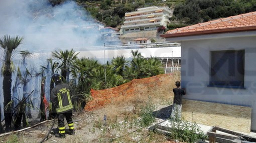 Arma di Taggia: piccolo incendio di sterpaglie in regione Prati Pescine, intervento dei Vigili del Fuoco Arma di Taggia: piccolo incendio di sterpaglie in regione Prati Pescine, intervento dei Vigili del Fuoco
