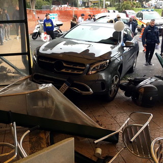Ventimiglia: sbaglia manovra e finisce dentro un bar-tabacchi al confine, gravi danni ma nessun ferito (Foto)