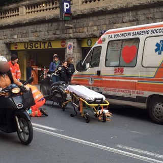 Sanremo: cade con lo scooter in via Volta di fronte alle scuole, lievi ferite per una donna