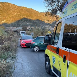 Ventimiglia: ghiaccio sulle strade a Bevera, scontro frontale e rischio per un'auto di finire in un fosso (Foto)