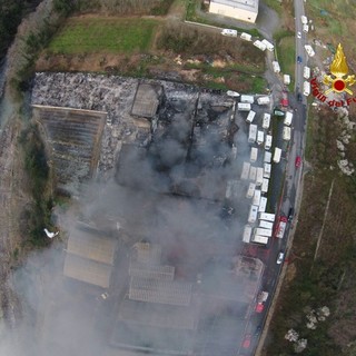 Albenga: area di rimessaggio Camper in fiamme a Pogli d'Ortovero, circa 200 mezzi coinvolti e una palazzina crollata (Foto e Video)