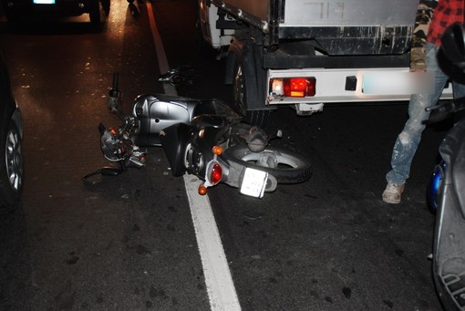 Sanremo: lieve incidente stradale in galleria Francia, giovane sullo scooter tampona un camioncino