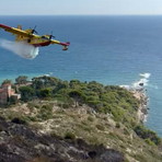 Il Canadair ieri a Grimaldi