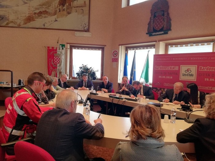 Francia e Italia si incontrano a Bardonecchia sui migranti. L'eurodeputato Arthuis: "Porterò la voce del territorio in Europa" (Foto e Video) Francia e Italia si incontrano a Bardonecchia sui migranti. L'eurodeputato Arthuis: "Porterò la voce del territorio in Europa" (Foto e Video)