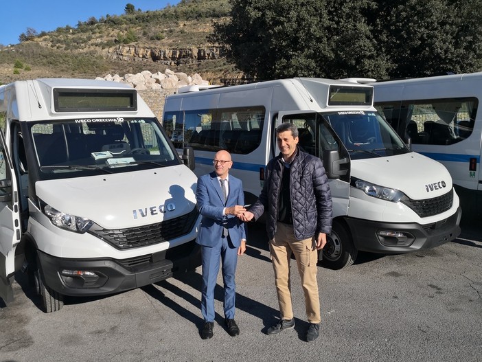 Imperia: quattro nuovi autobus per Rt, Giordano "Boccata d'ossigeno, dal 2020 al via il piano di risanamento economico dell'azienda" (Foto e video) Imperia: quattro nuovi autobus per Rt, Giordano "Boccata d'ossigeno, dal 2020 al via il piano di risanamento economico dell'azienda" (Foto e video)