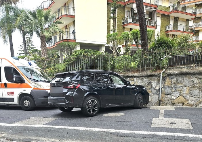 Sanremo: perde il controllo dell'auto e finisce contro il muro, due feriti in via Duca degli Abruzzi (Foto) Sanremo: perde il controllo dell'auto e finisce contro il muro, due feriti in via Duca degli Abruzzi (Foto)