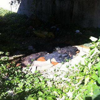 Sanremo: alcuni materassi a fuoco questo pomeriggio sotto il ponte della ciclabile a San Martino