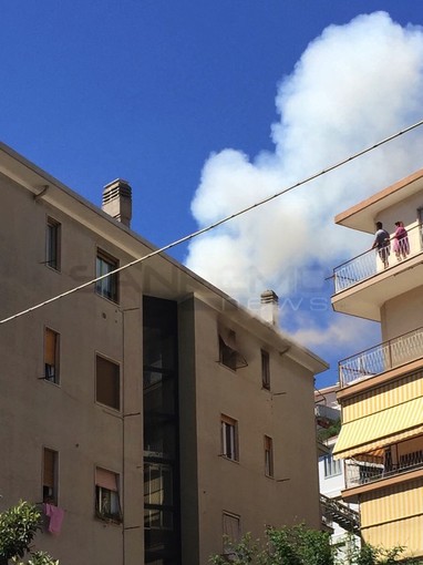 Arma di Taggia: incendio in una palazzina di via Marco Polo, intervento di Vigili del Fuoco e 118 (Foto e Video) Arma di Taggia: incendio in una palazzina di via Marco Polo, intervento di Vigili del Fuoco e 118 (Foto e Video)