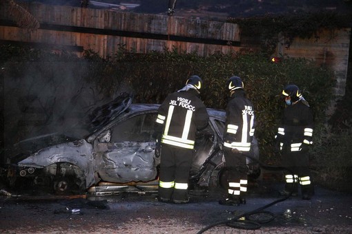 Dolceacqua: incendio distrugge un'auto sulla Provinciale 69 per un corto circuito