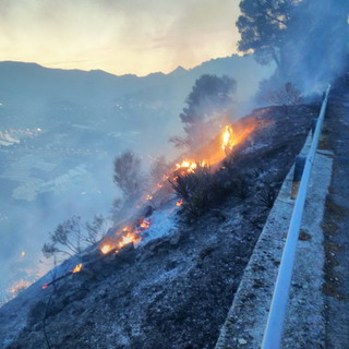 Nuovi incendi a Grimaldi, Pietrabruna e Verezzo a Sanremo, decine di uomini impegnati oltre all'impiego dei mezzi aerei