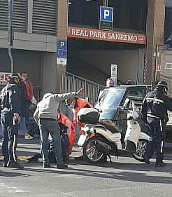 Sanremo: cade con lo scooter che rimane accelerato e finisce contro un camion, giovane in ospedale (Foto) Sanremo: cade con lo scooter che rimane accelerato e finisce contro un camion, giovane in ospedale (Foto)