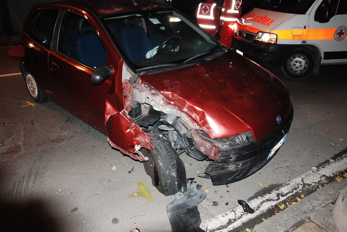 Sanremo: perde il controllo dell'auto e si schianta contro un albero