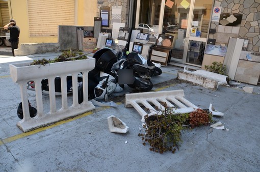 Sanremo: sfiora un'auto in fase di sorpasso e finisce contro uno scooter parcheggiato, 20enne leggermente ferito