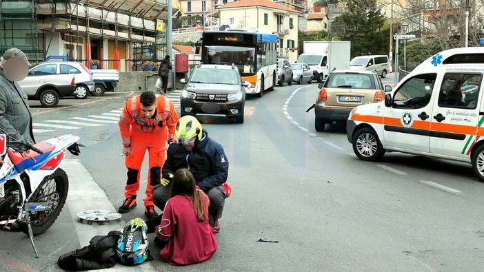 Imperia: scontro tra uno scooter e un'auto per una mancata precedenza, 16enne lievemente ferita (Foto) Imperia: scontro tra uno scooter e un'auto per una mancata precedenza, 16enne lievemente ferita (Foto)