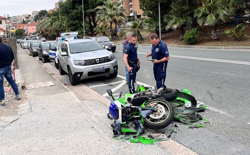 Sanremo: scontro auto-moto all'ingresso dell'Aurelia Bis in via Lamarmora, 35enne ferito (Foto) Sanremo: scontro auto-moto all'ingresso dell'Aurelia Bis in via Lamarmora, 35enne ferito (Foto)