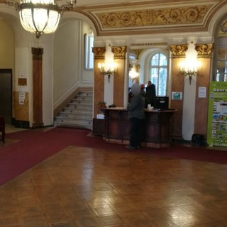 Sanremo: cambia sistemazione l'ingresso del Comune, l'usciere in posizione frontale all'ingresso