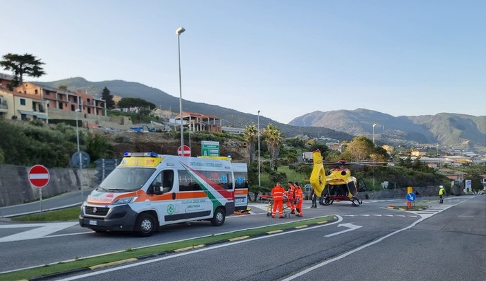 Sanremo: scontro tra una moto ed un Tir allo svincolo dell'autostrada, 64enne in elicottero in gravi condizioni (Foto) Sanremo: scontro tra una moto ed un Tir allo svincolo dell'autostrada, 64enne in elicottero in gravi condizioni (Foto)