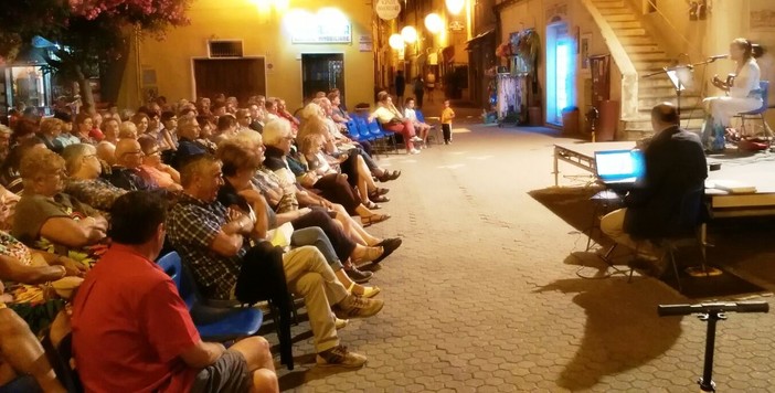 Riva Ligure: grande successo per l'apertura della rassegna letteraria “Sale in Zucca” con un omaggio al Festival della Canzone Italiana Riva Ligure: grande successo per l'apertura della rassegna letteraria “Sale in Zucca” con un omaggio al Festival della Canzone Italiana