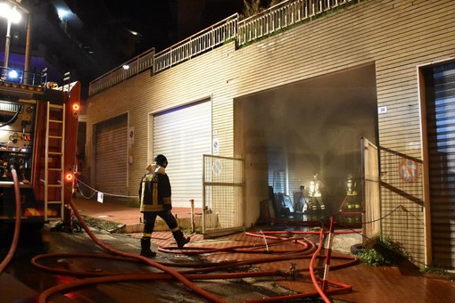 Sanremo, incendio in un garage di via Peirogallo: intervento dei vigili del fuoco (Foto e video) Sanremo, incendio in un garage di via Peirogallo: intervento dei vigili del fuoco (Foto e video)
