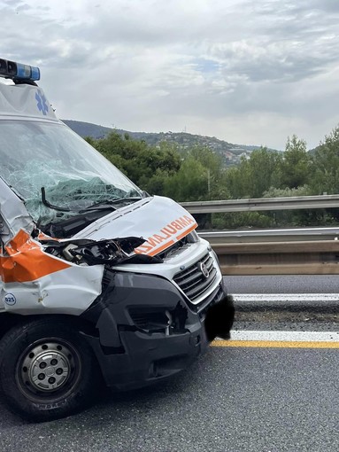 Arma di Taggia, incidente in autostrada: coinvolta un'ambulanza (Foto) Arma di Taggia, incidente in autostrada: coinvolta un'ambulanza (Foto)