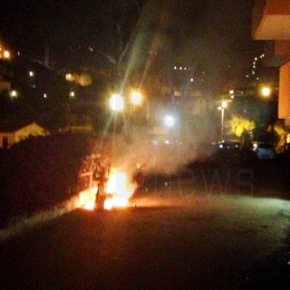 Dopo l'incendio di ieri sera ad Arma stanotte uno scooter distrutto dal fuoco a Sanremo in via Zeffiro Massa Dopo l'incendio di ieri sera ad Arma stanotte uno scooter distrutto dal fuoco a Sanremo in via Zeffiro Massa