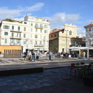 Sanremo: iniziato questa mattina il lavoro di costruzione della pista di pattinaggio in piazza Colombo (Foto) Sanremo: iniziato questa mattina il lavoro di costruzione della pista di pattinaggio in piazza Colombo (Foto)