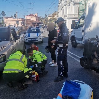 Sanremo: giovane su uno scooter tamponato in via Roma, sospetta frattura ad una gamba e trasporto in ospedale (Foto)