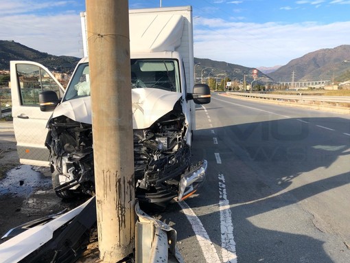 Arma di Taggia: una folata di vento scaraventa un furgone contro un palo, illeso il conducente (Foto)