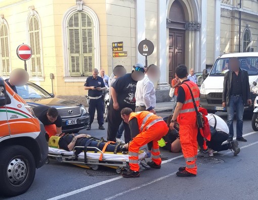 Sanremo: svolta vietata tra via Carli e via Roma, due donne in scooter centrano un auto inglese (Foto) Sanremo: svolta vietata tra via Carli e via Roma, due donne in scooter centrano un auto inglese (Foto)