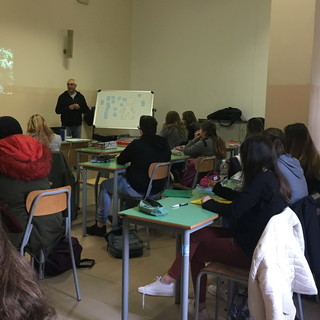 Imperia: incontro della 1a B dell'Istituto 'Calvi' con Nazzareno Coppola della casa famiglia 'Pollicino' Imperia: incontro della 1a B dell'Istituto 'Calvi' con Nazzareno Coppola della casa famiglia 'Pollicino'