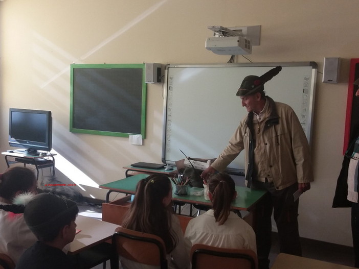 Cipressa: in occasione della ricorrenza del 4 novembre, gli alunni della Primaria incontrano un Alpino (Foto) Cipressa: in occasione della ricorrenza del 4 novembre, gli alunni della Primaria incontrano un Alpino (Foto)