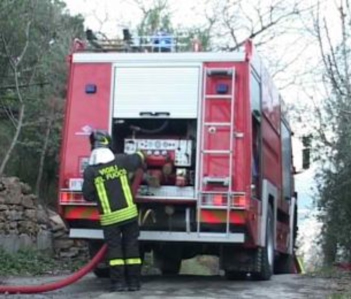 Sanremo: piccolo incendio in un casolare di frazione Verezzo, intervento dei Vigili del Fuoco