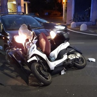 Sanremo: scontro auto-scooter questa sera di fronte a Villa Spinola, lievi ferite per il centauro (Foto)