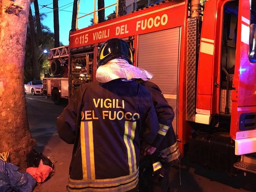 Sanremo: principio di incendio su un pullman, intervento dei Vigili del Fuoco al deposito Rt Sanremo: principio di incendio su un pullman, intervento dei Vigili del Fuoco al deposito Rt
