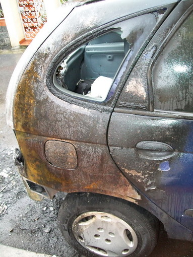 Diano Marina; incendio di un'auto stamattina in via Ardoino, intervento dei Vigili del Fuoco Diano Marina; incendio di un'auto stamattina in via Ardoino, intervento dei Vigili del Fuoco