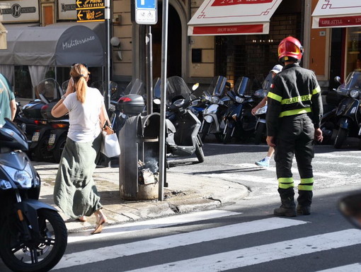 Sanremo: mozzicone di sigaretta provoca un incendio in un cestino in via Roma, intervento dei Vigili del Fuoco (Foto) Sanremo: mozzicone di sigaretta provoca un incendio in un cestino in via Roma, intervento dei Vigili del Fuoco (Foto)