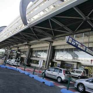 Nizza: evacuato e poi riaperto l'aeroporto, sospetti per una valigia lasciata incustodita nell'area bagagli