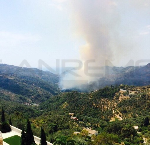 Perinaldo: sotto controllo l'incendio di oggi, distrutti 10 ettari di bosco ed una sola casa evacuata Perinaldo: sotto controllo l'incendio di oggi, distrutti 10 ettari di bosco ed una sola casa evacuata