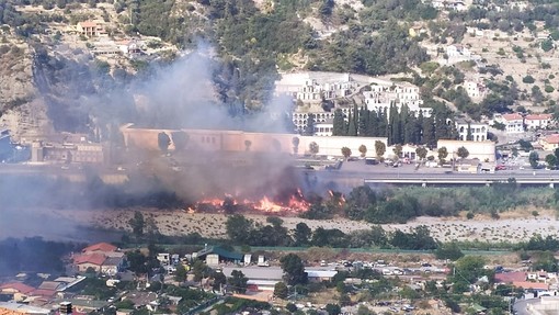 Ventimiglia: vasto incendio sul greto del Roya, fumo in buona parte della città (Foto e Video) Ventimiglia: vasto incendio sul greto del Roya, fumo in buona parte della città (Foto e Video)