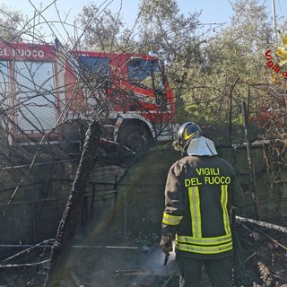 San Bartolomeo al Mare: incendio in un ricovero attrezzi vicino al Santuario della Rovere (Foto)
