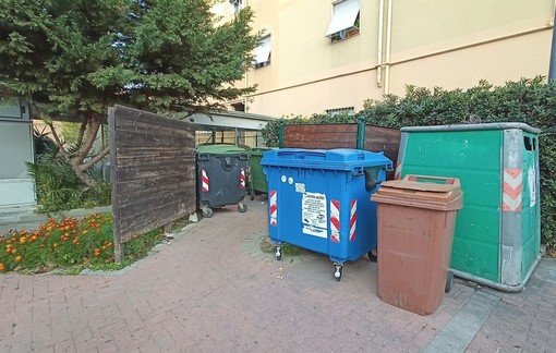 Vallecrosia, incendio in un'isola ecologica: fiamme spente dai vigili del fuoco