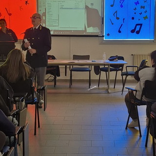 Ventimiglia: la Polizia incontra gli studenti del ‘Fermi-Polo-Montale, educazione alla legalità e prevenzione al centro dell’incontro