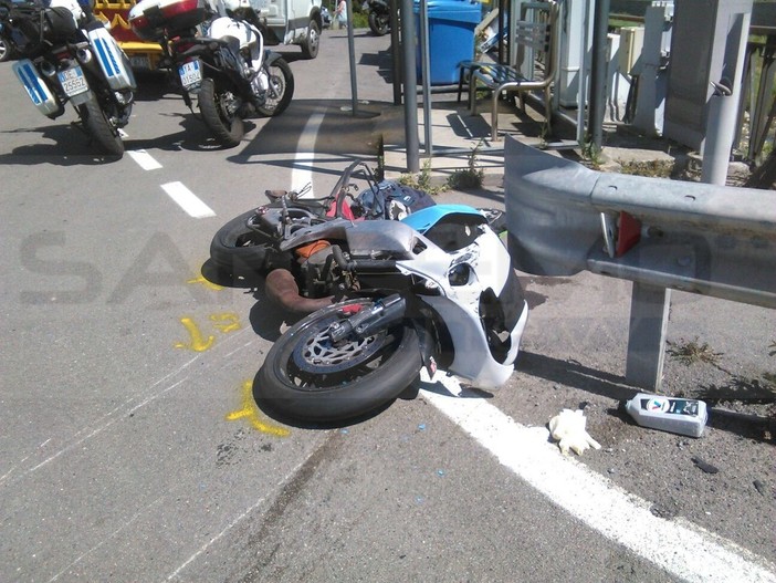 Imperia: grave incidente sull'Aurelia al bivio per Poggi, due giovani in gravi condizioni all'ospedale (Foto e Video) Imperia: grave incidente sull'Aurelia al bivio per Poggi, due giovani in gravi condizioni all'ospedale (Foto e Video)
