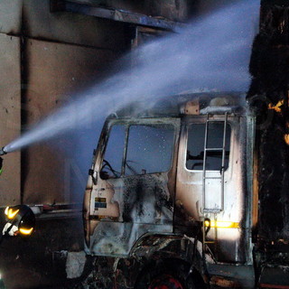 Sanremo: motrice di un Tir distrutta dalle fiamme sull'autostrada, chiusa stamattina per due ore Sanremo: motrice di un Tir distrutta dalle fiamme sull'autostrada, chiusa stamattina per due ore
