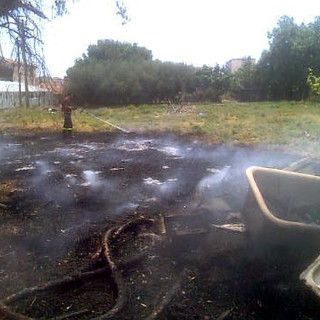 Santo Stefano al Mare: piccolo incendio di sterpaglie dietro il campo sportivo
