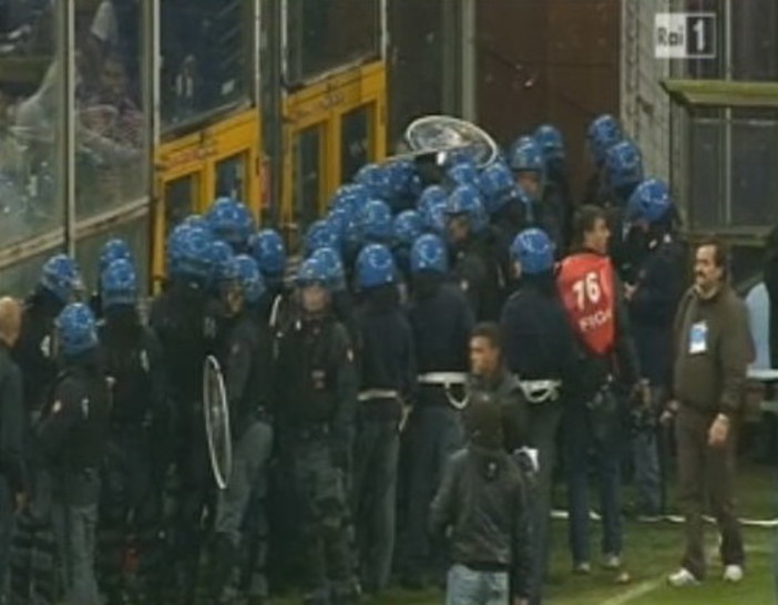 Genova: la follia di ieri a Marassi, Saso "Bisognava entrare nel settore ospiti" Genova: la follia di ieri a Marassi, Saso "Bisognava entrare nel settore ospiti"